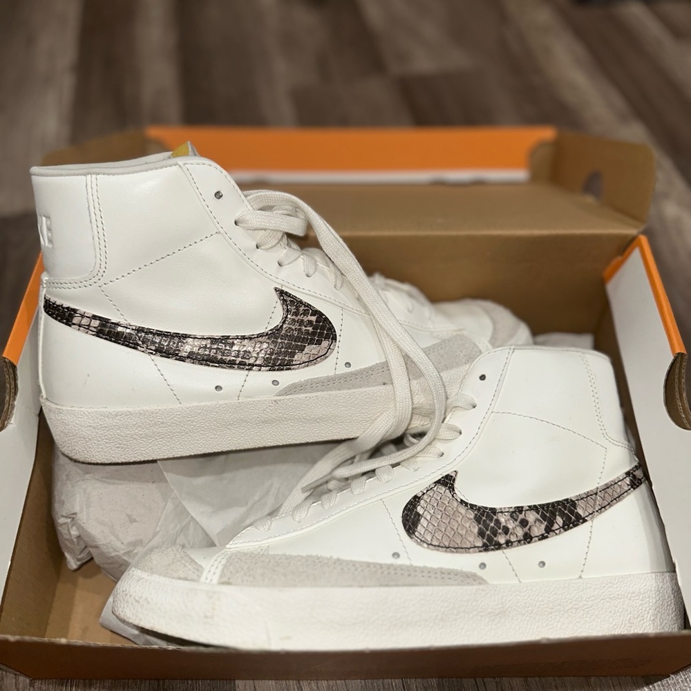 Nike Women’s Blazer Mid ‘77 SE sz 8.5